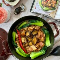 可能是香菇、豆腐、炒麵和文字的圖像
