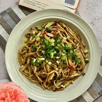 可能是炒麵、香菇、拉麵、麵、義大利麵和文字的圖像