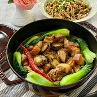 可能是炒麵、香菇和麵的圖像