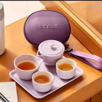 可能是泡茶器、咖啡杯和顯示的文字是「 STAUE AUB GYA0E UDAY 」的圖像