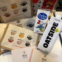 可能是燕麥餅乾、火柴盒、矢車菊和文字的圖像