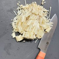 可能是刀、義大利麵和香菇的圖像