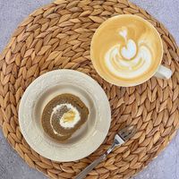 可能是甜點、咖啡和咖啡杯的圖像