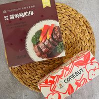 可能是‎巧克力棒和‎顯示的文字是「‎兰 华制脂集 hotelroyal北投老難酒店 hotel hotelroyal royal 北投老辦酒店 風味 年菜 醬燒豬肋排 レン سان Τίλα COMEBUY COMEBUY COMERUY COMEBUY‎ 」‎‎ 的圖像