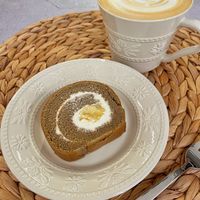可能是咖啡杯、蛋糕、咖啡和文字的圖像