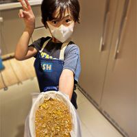 可能是小孩、燕麥餅乾和文字的圖像