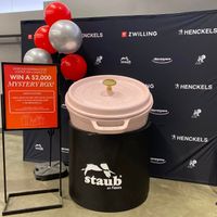 可能是顯示的文字是「蓝 ENCKELS 盛 ZWILLING 次 HENCKELS 理 staub ENTER.CUEINSTAGRAMSTCRY WIN WINA$2,000 A $2,000 MYSTERY BOX! demayere NOWT DENTER O.CEVE 程 NG HENCKELS 益播 demeyare stauh 理 D Tο karnay አ *HENCKELS moyere 潤 staub en enFrance France 」的圖像