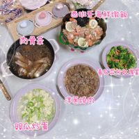 可能是火鍋、豆腐和顯示的文字是「 A 主文 ម៉ាត 西班牙海鮮燉飯 肉骨茶 音花燕炒紅龍富 洋蔥燒肉 照瓜炒蛋」的圖像