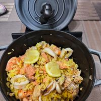 可能是炒飯和西班牙大鍋飯的圖像