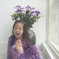 可能是小孩、睡衣和洋桔梗的圖像