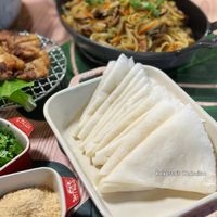 可能是‎麵、豆腐和‎顯示的文字是「 ‎هاد STAUB STAUB 9 CAks Rebecca'sHedonism Rebecca's Hedonism‎ 」‎‎ 的圖像