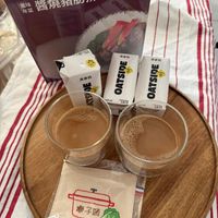可能是咖啡、咖啡杯、矢車菊和文字的圖像