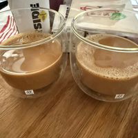 可能是咖啡、咖啡杯、矢車菊和文字的圖像