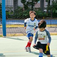 可能是小孩、美式足球、足球和文字的圖像