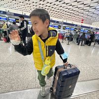 可能是小孩和手提箱的圖像
