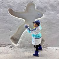 可能是小孩、牛角扣大衣、雪球和滑雪坡的圖像