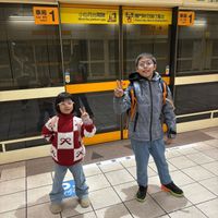 可能是小孩、火車和文字的圖像
