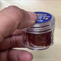 可能是顯示的文字是「威糸工花 SAFFRON 马限 18 限1g g 自 深島周」的圖像