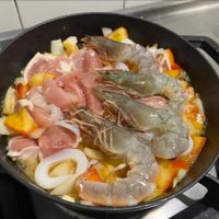 可能是蝦和西班牙大鍋飯的圖像