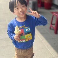 可能是小孩、義式冰淇淋和冰淇淋的圖像