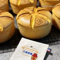 可能是戚風蛋糕、法式長棍麵包、巴布卡麵包和文字的圖像