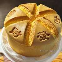 可能是戚風蛋糕和顯示的文字是「 SIR WIII ራት 發 Rebecca's Rebecca'sHedonism Hedonism 」的圖像