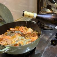 可能是西班牙大鍋飯、香檳和蝦的圖像