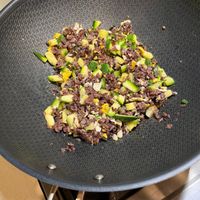 可能是豆煮玉米和炒飯的圖像