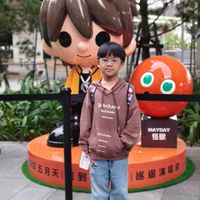可能是小孩、牛角扣大衣和文字的圖像