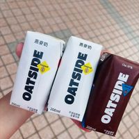 可能是燕麥餅乾、巧克力棒和顯示的文字是「燕麥奶 燕麥奶 OATSIDE Original OatM*Ik OatM*Ik M*Ik 200ml OATSIDE Original Oat 不必加 生業司食 不添加胶練 200ml 200ml ml 不添加離糖 全素可食 OATSIDE e 200ml 不酒加香料 度町食 家可真」的圖像