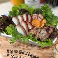 可能是生魚片、紫蘇和文字的圖像