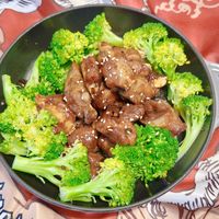可能是‎肉排和‎顯示的文字是「 ‎ه ት STAUD 謎 STAUB‎ 」‎‎ 的圖像