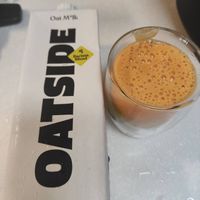 可能是飲料、燕麥餅乾和顯示的文字是「 BUEA OatM*Ik Oat M M"Ik *Ik Ik ዩክ፡ IUS nAeTa 1L 無添加蔗糖 植物成分」的圖像