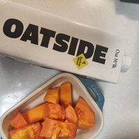 可能是‎西瓜和‎顯示的文字是「 ‎길 植物成分 無添加蔗糖 OATSIDE Oat a لم Rarisd Blend eer למ, Barista " サム OatM*Ik M*Ik M‎ 」‎‎ 的圖像