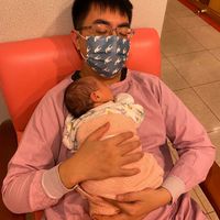 可能是嬰兒和醫院的圖像
