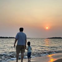 可能是嬰兒、海灘和海洋的圖像