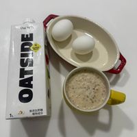 可能是燕麥餅乾、燕麥和顯示的文字是「 Oat "OatM!l ML មិន LENE 물 Blend ed Barista 無添加蔗糖 植物成分 1L 」的圖像