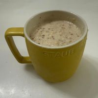 可能是咖啡、燕麥餅乾和咖啡杯的圖像