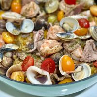 可能是義大利麵、蝦和西班牙大鍋飯的圖像