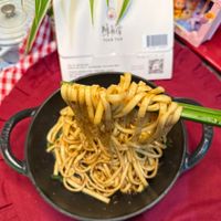 可能是炒麵、豆腐、義大利麵、麵、拉麵和文字的圖像