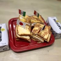 可能是豆腐、總匯三明治、法式吐司和文字的圖像
