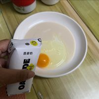 可能是拉麵、蛋黃、水波蛋和顯示的文字是「 "ፎ 燕麥奶」的圖像