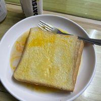 可能是半圓形餡餅、飲料、法式吐司和文字的圖像