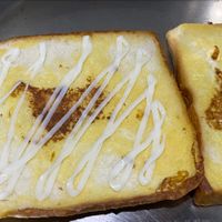 可能是法式吐司、巴布卡麵包和半圓形餡餅的圖像