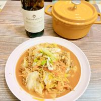 可能是麵、豆腐、炒麵和顯示的文字是「 DUCHESSALIA A MOSCATO MOSCATODASTI Mosc DASTI MinO 」的圖像