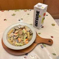 可能是義大利麵、蝦和文字的圖像