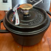 可能是顯示的文字是「 staub 오마 staub 」的圖像