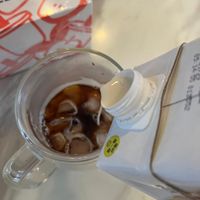 可能是‎飲料、矢車菊和‎顯示的文字是「 ‎BUY ل‎ 」‎‎ 的圖像