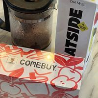 可能是‎泡茶器、飲料、矢車菊和‎顯示的文字是「 ‎ATSIPE TSIR ATSID OatM*Ik Oat M*Ik בקן रमह COPEBUY COMEBUY‎ 」‎‎ 的圖像