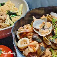 可能是西班牙大鍋飯、義大利麵和顯示的文字是「 Elise EliseChang Chang 」的圖像